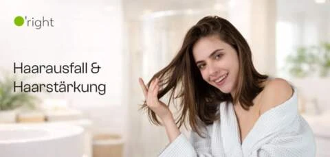 O’right Haarausfall & Haarstärkung – Frau mit glattem, schulterlangem und kräftigem Haar zieht an einer Haarsträhne in einem hellen Badezimmer.