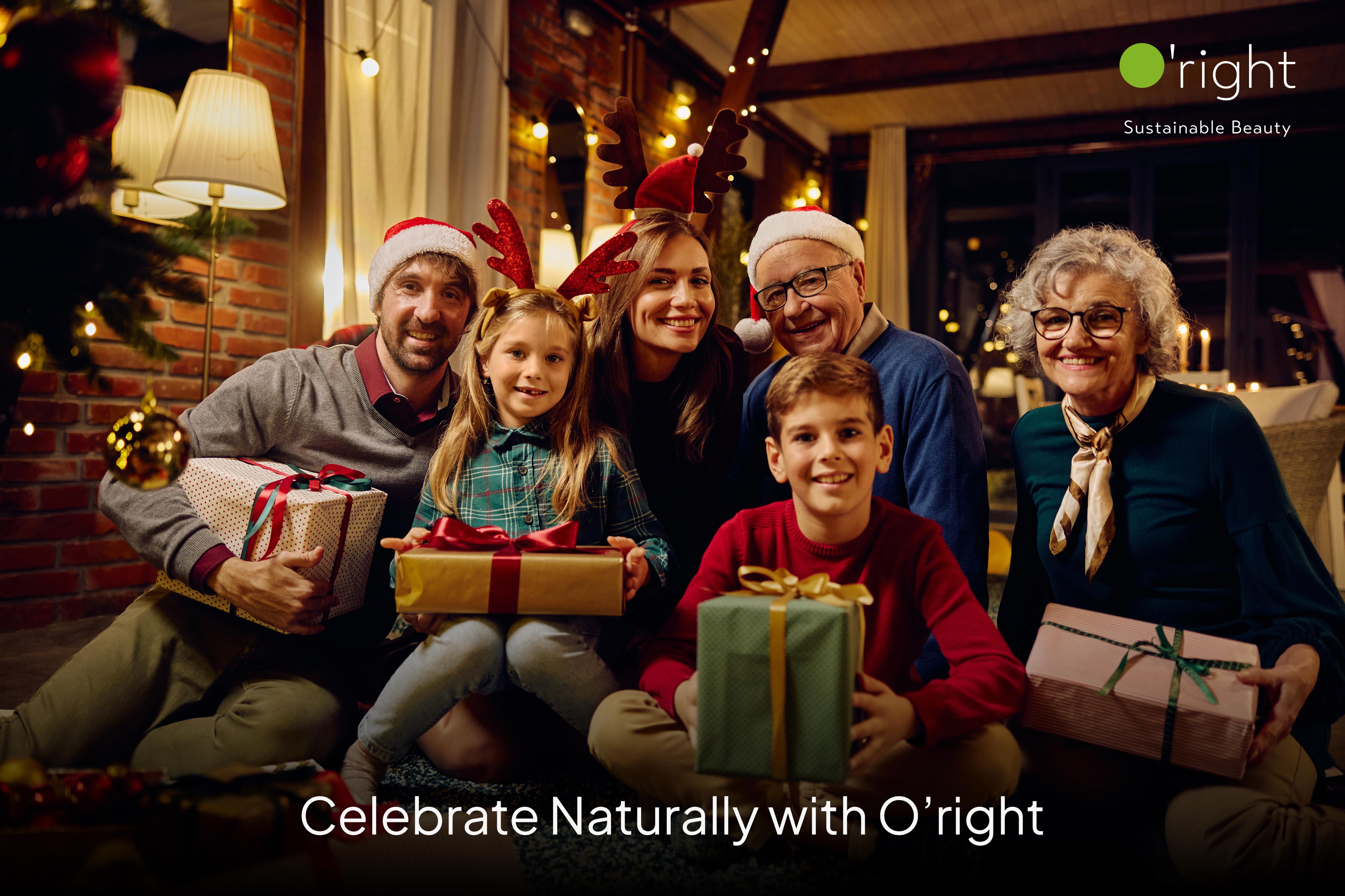 Mehrgenerationen-Familie feiert Weihnachten im Wohnzimmer, lächelt mit Geschenken in den Händen; warme Lichter, festliche Stimmung und O’right Sustainable Beauty Logo – natürliches Feiern mit O’right.