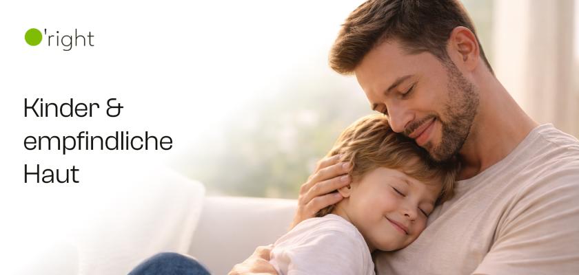 O’right Kinder & empfindliche Haut – Vater sitzt mit seinem Kind entspannt zusammen in einer hellen, natürlichen Wohnumgebung.